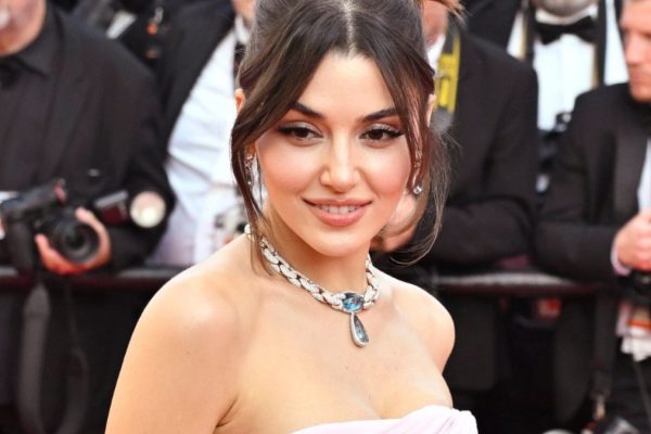 Hande Erçel Cannes’da Sahne Aldı: Pembe Kıyafetiyle Göz Kamaştırdı